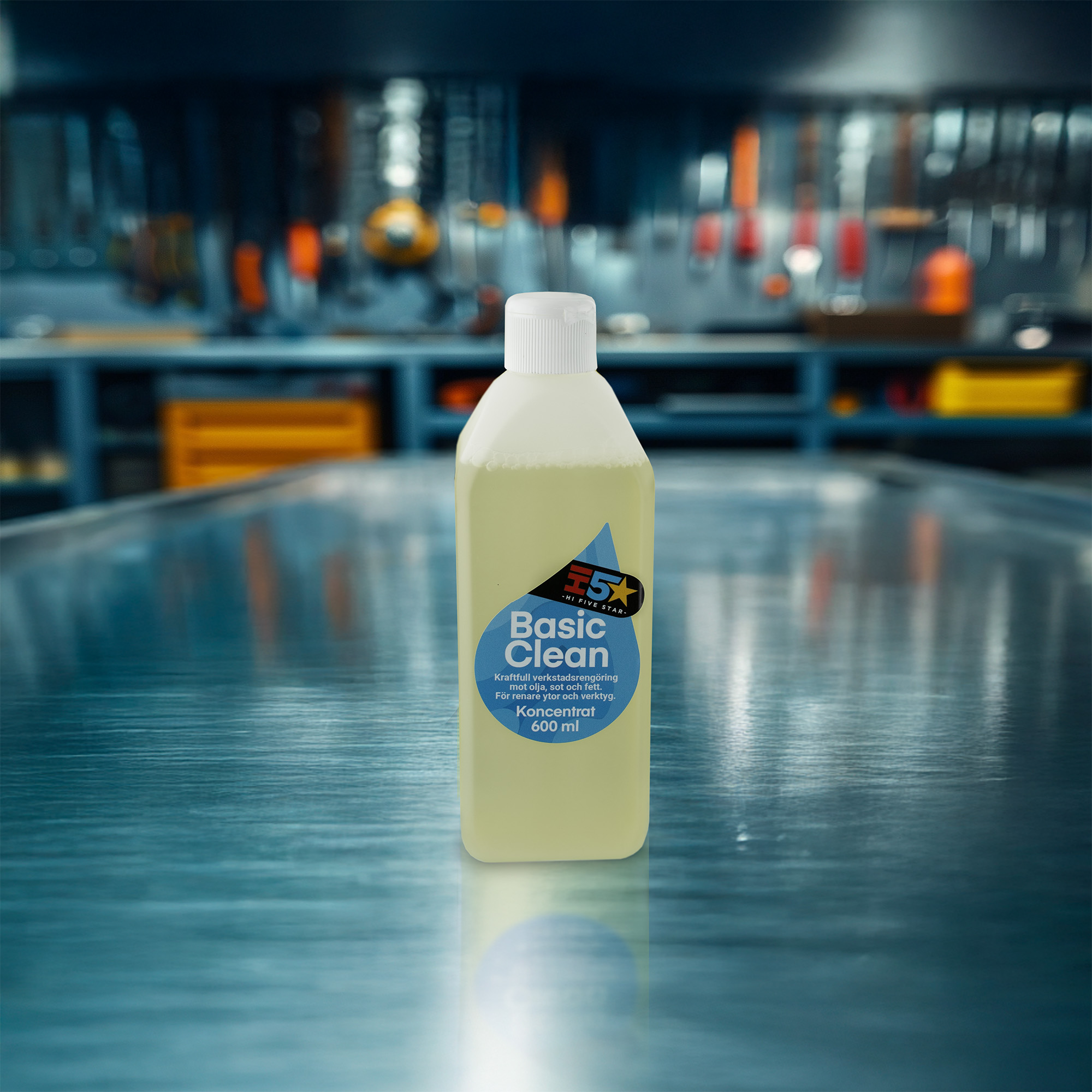 En dunk med rengöringsmedel som står på ett bort i en ren verkstad