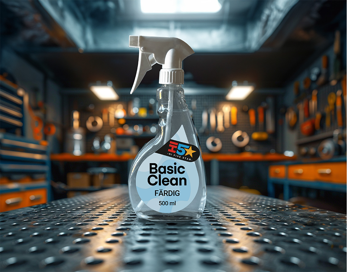 duchflaska med rengöringsmedel som står på ett bord i en verkstad